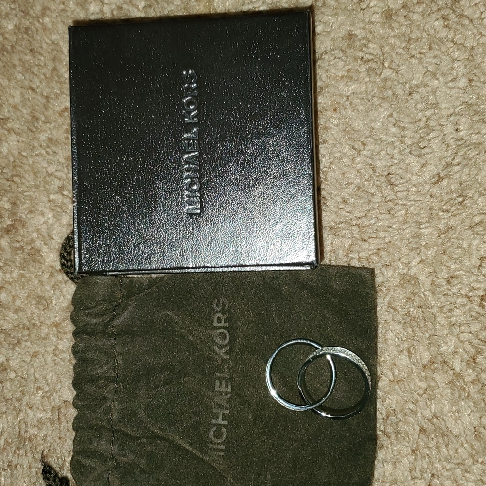 MKors double ring comes with pouch and bg size 8 - Picture 4 of 11